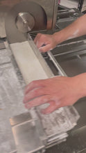 Carica e avvia il video nel visualizzatore di galleria, Taglierina manuale con motore elettrico per Torrone