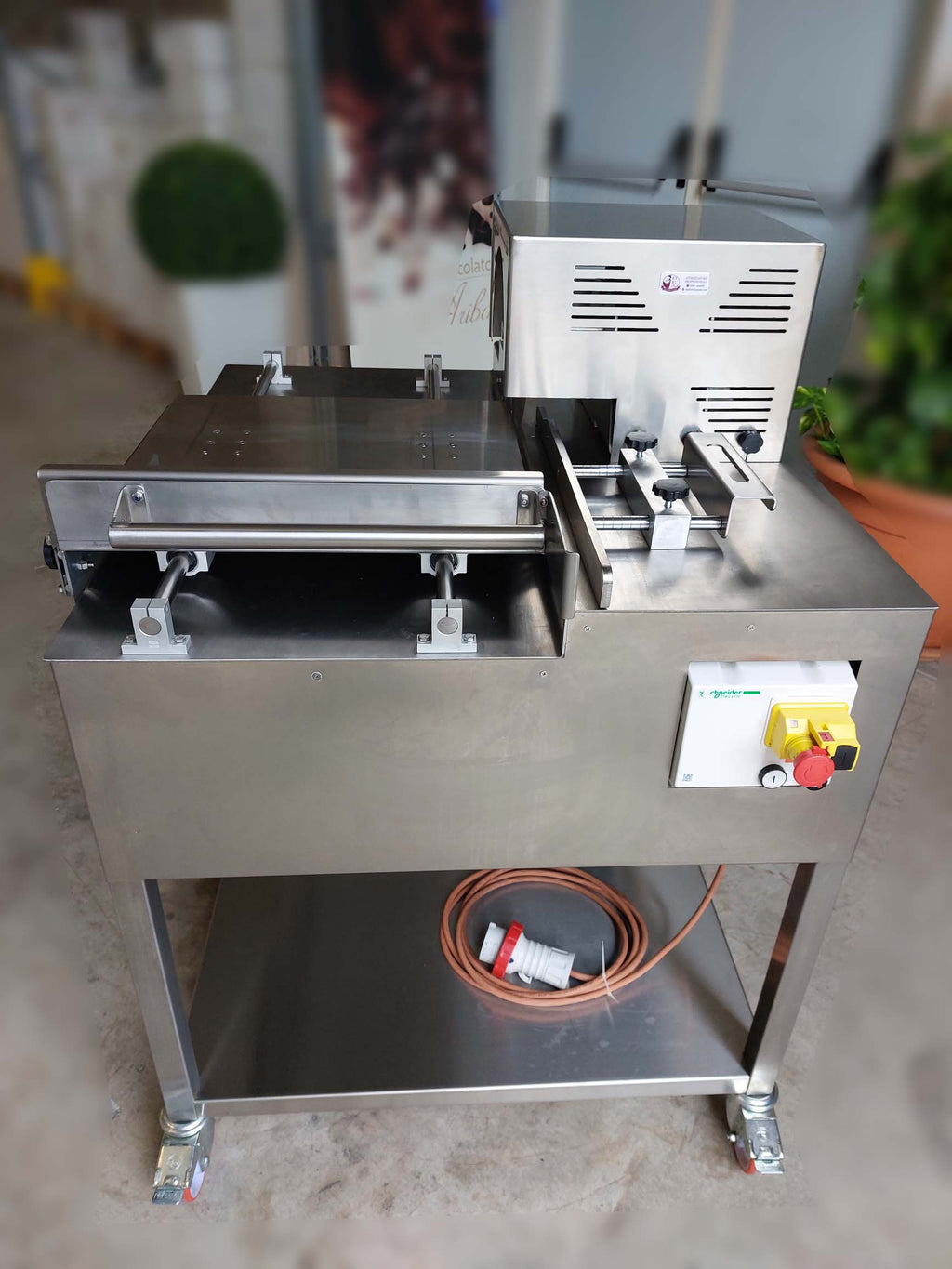 Taglierina manuale con motore elettrico per Torrone