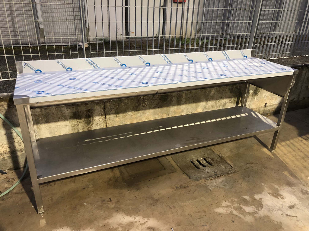 Banco a giorno in acciaio inox da 240 cm con ripiano inferiore