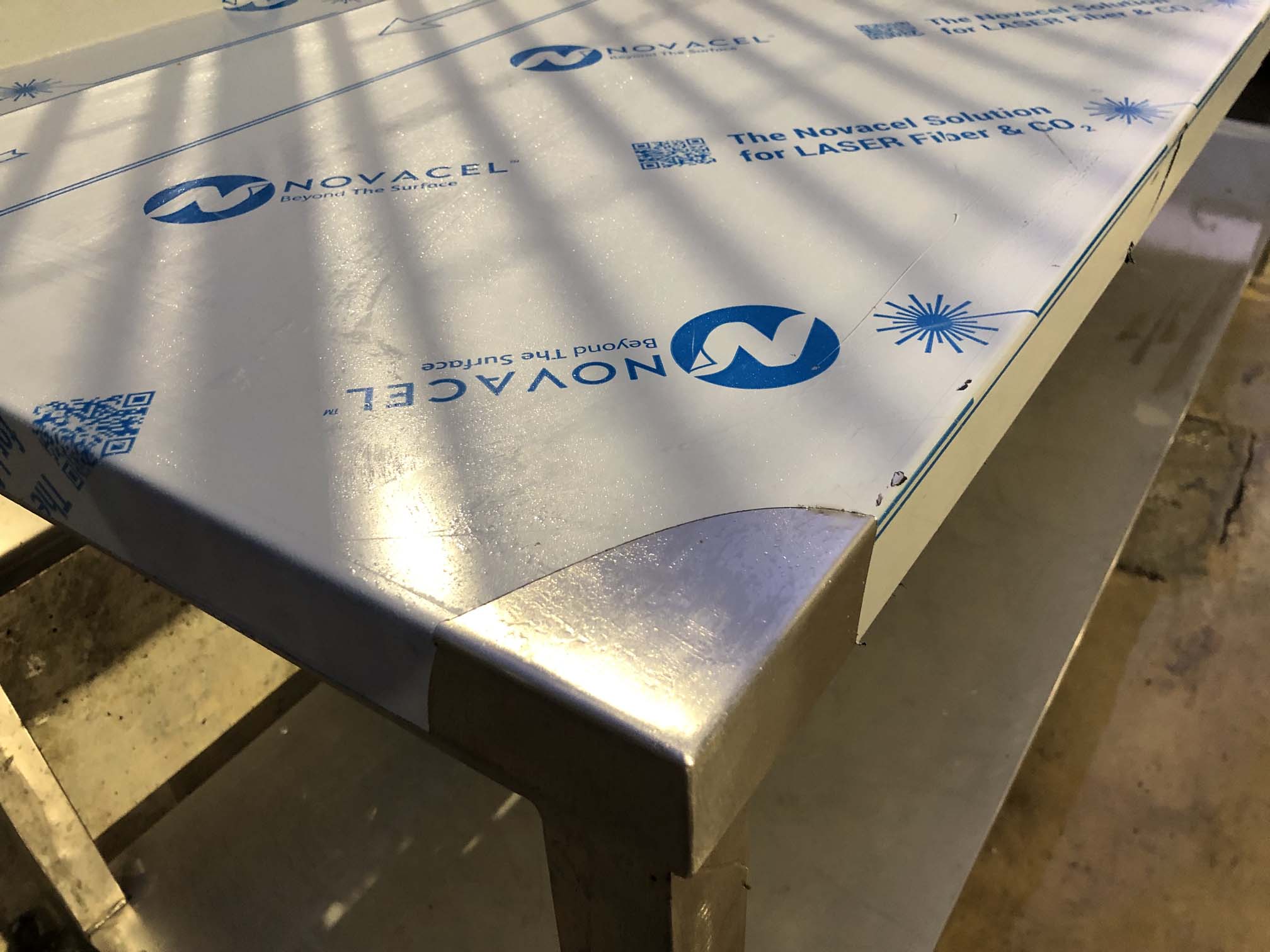 Banco a giorno in acciaio inox da 240 cm con ripiano inferiore