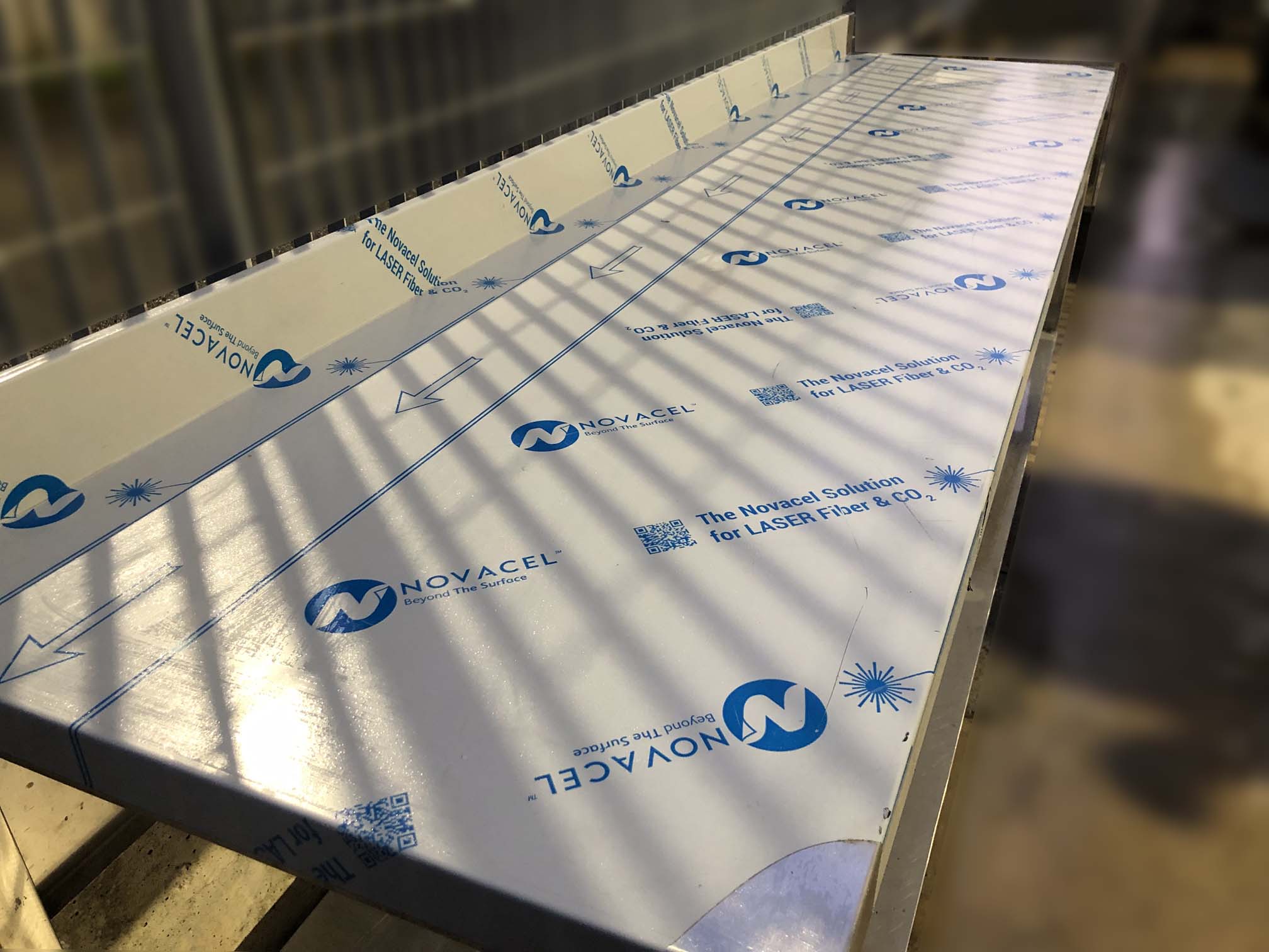 Banco a giorno in acciaio inox da 240 cm con ripiano inferiore