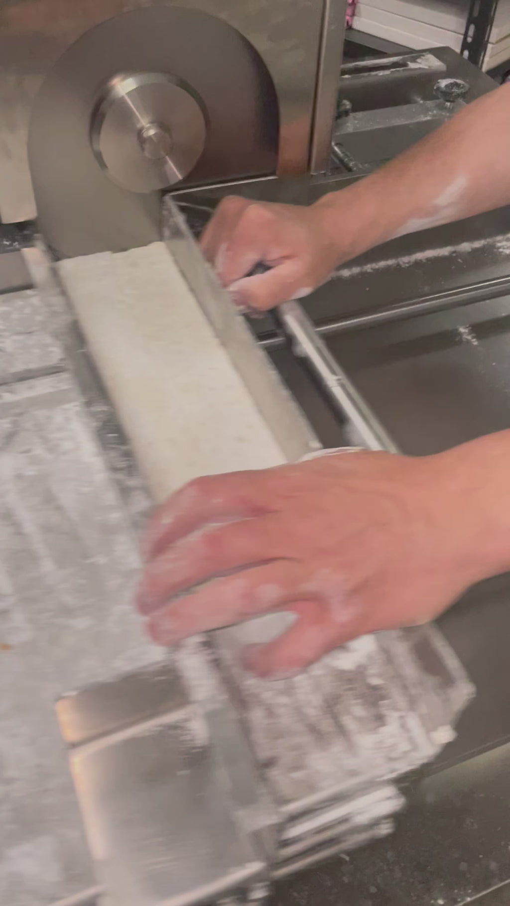 Manual cutter with electric motor for nougat