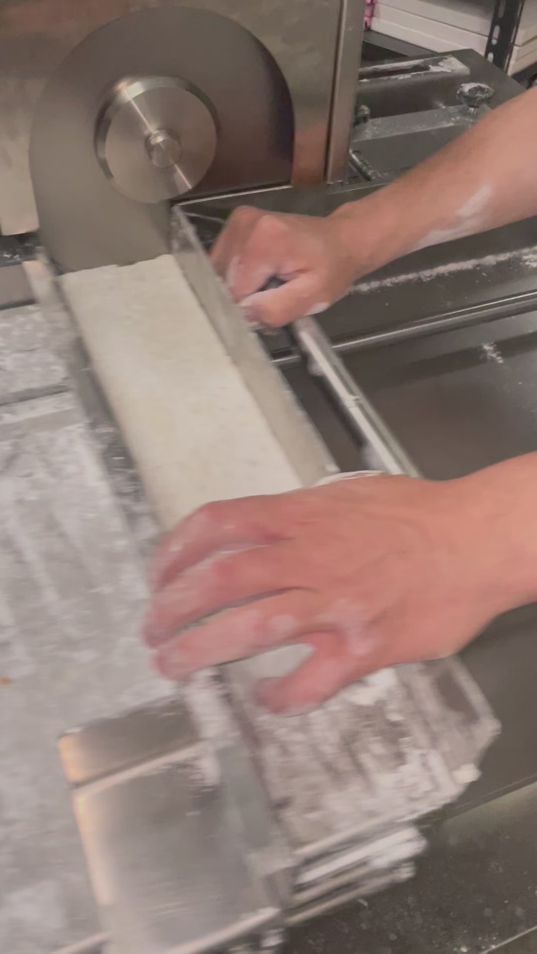 Manual cutter with electric motor for nougat