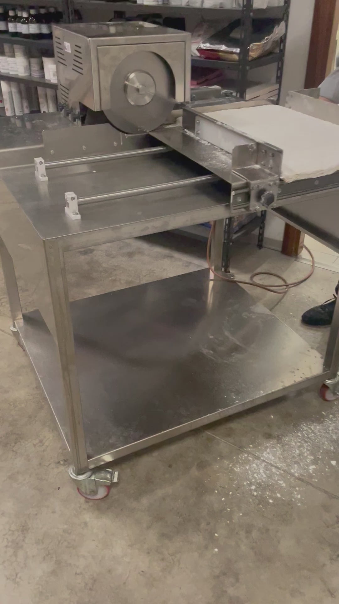 Manual cutter with electric motor for nougat