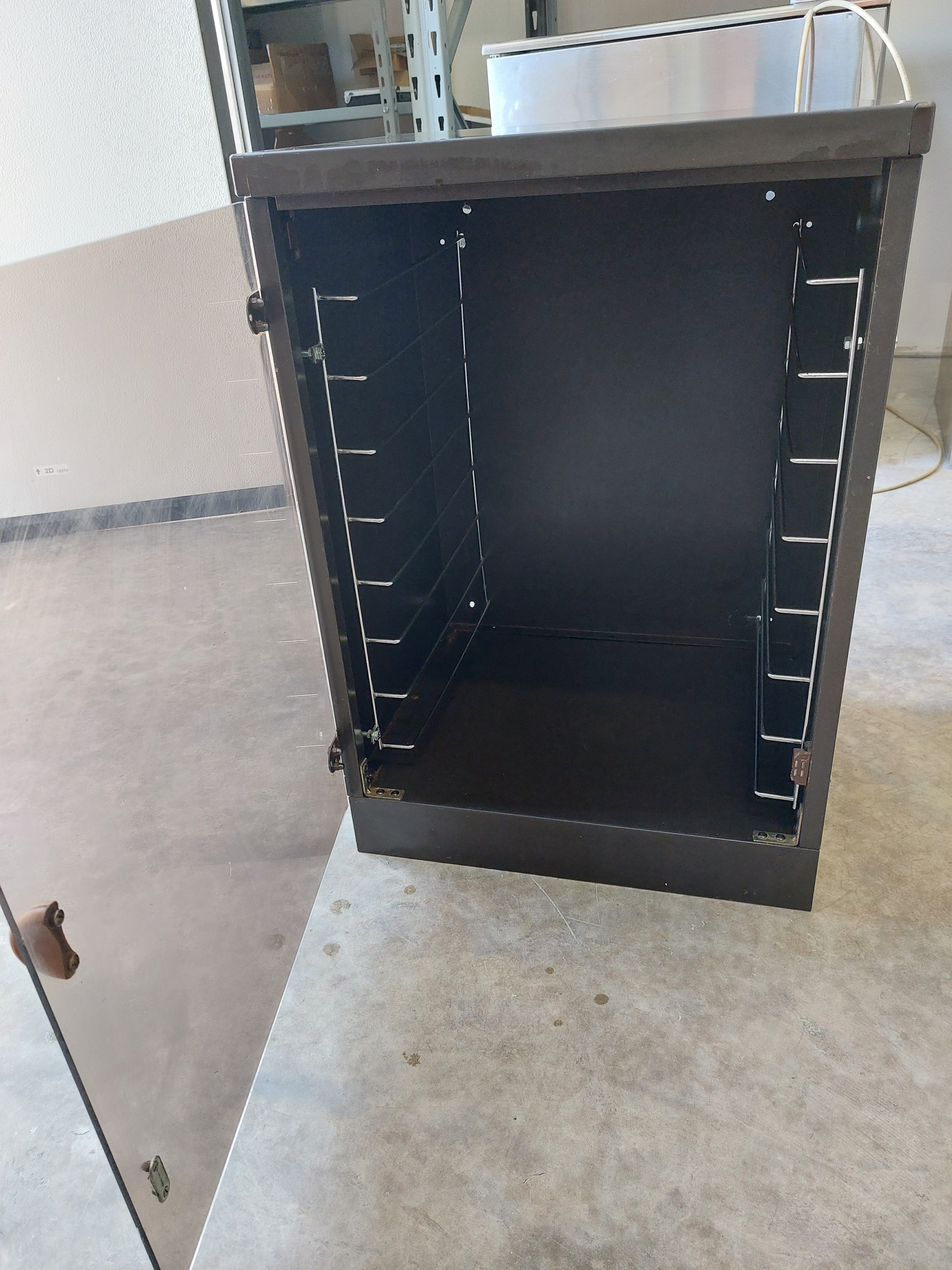 MOBILETTO PORTA TEGLIE O VASSOI 8 POSTI 30X40 - Dea Distribuzione